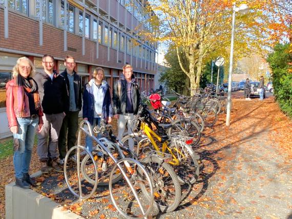 Mitglieder der SV zusammen mit Frau Mösch (als stellvertretende Schulleitung) vor unseren neuen Fahrradständern.