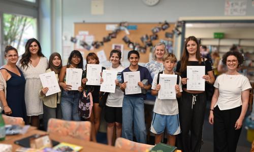 Schüler_innen mit ihren Zertifikaten