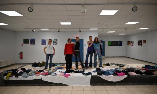 Schüler bei der Präsentation Kleidertauschbörse